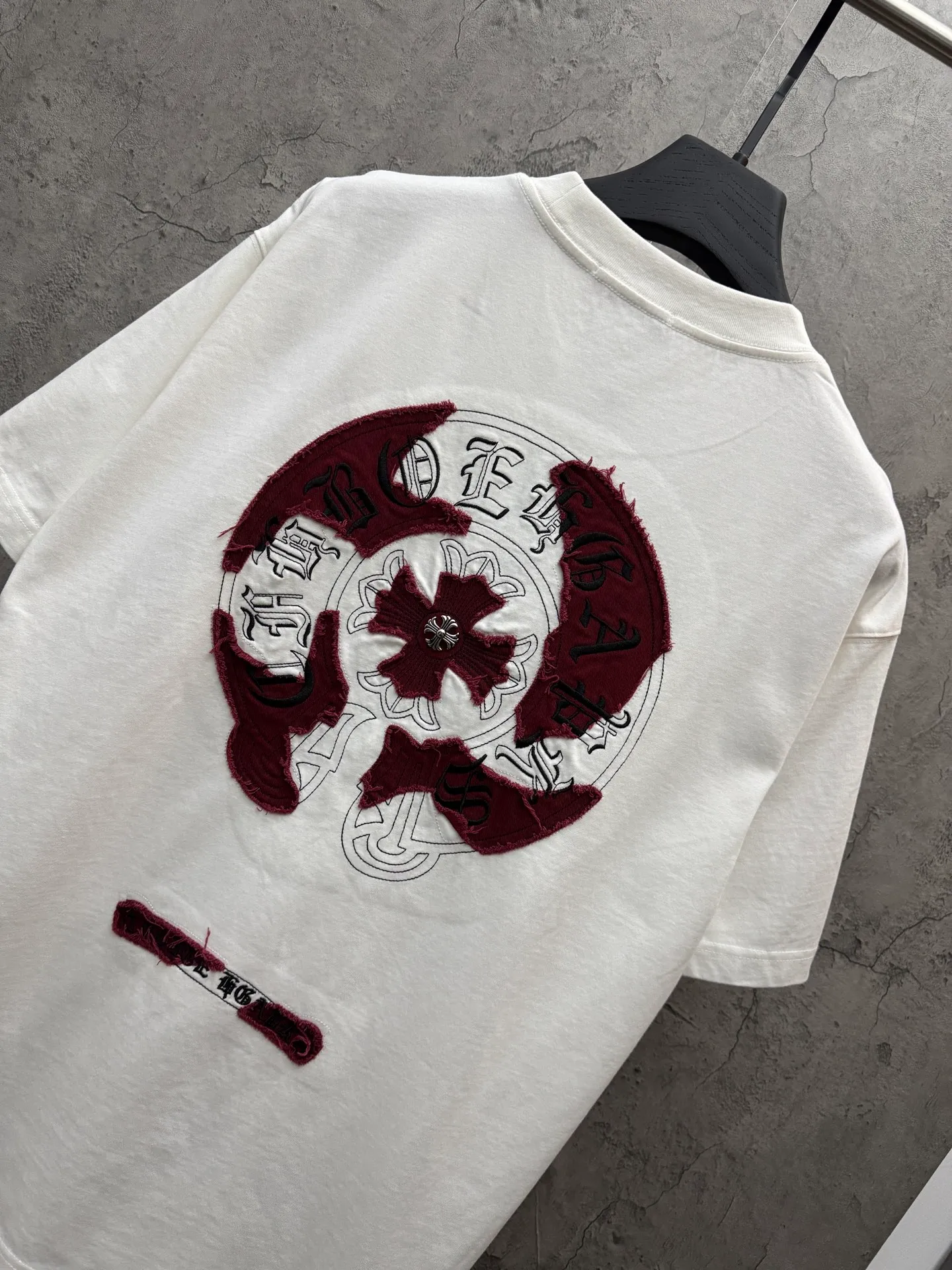 P180 top version, real shot without P, ​​different from market currency) 𝗖𝗵𝗿𝗼𝗺𝗲 𝗛𝗲𝗮𝗿𝘁𝘀/Croxin 2026 spring new original single counter American laser burnt patch embroidered couple short sleeves 👑The highest version! Customized fabric 300 grams, best-selling model at the counter, very comfortable to wear. Accessories: original molded and authenticated collar label ➕ 100% silk wash water label. Genuine purchase-grade original hangtag➕matching hanging rope➕3D hanging beads➕original packaging bag. Craftsmanship: The original version has consistent wiring! The highest version of the armhole matching technique! Color: White Black Size: S M L XL Style No.: 26-2025
